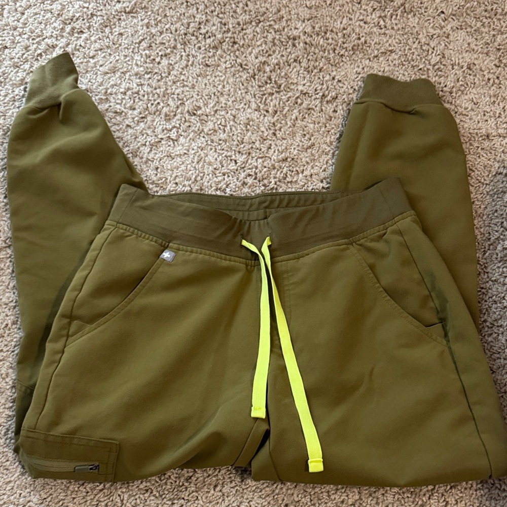 FIGS Xs petite joggers, Xxs top